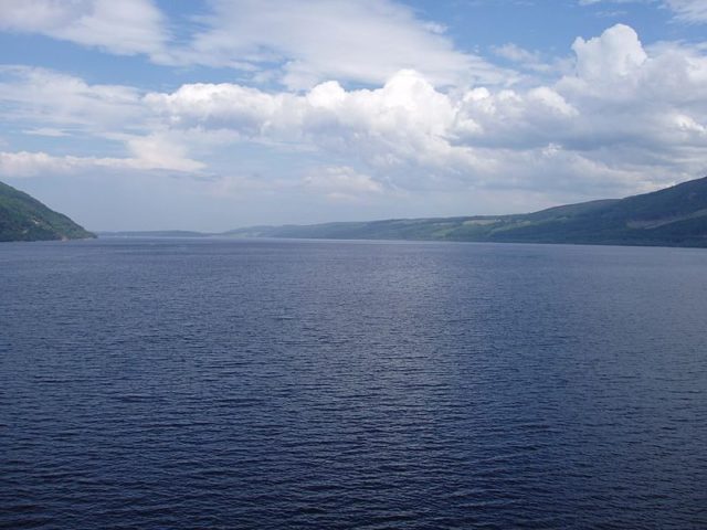 Urquhart Bay and Loch Ness viewed from Grant’s Tower at Urquhart Castle – Author: Gregory J Kingsley – CC BY-SA 3.0