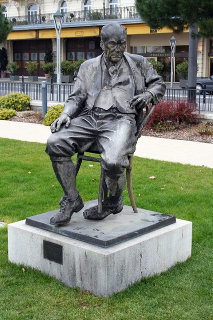 Monument of Nabokov in Montreux CC BY-SA 2.5