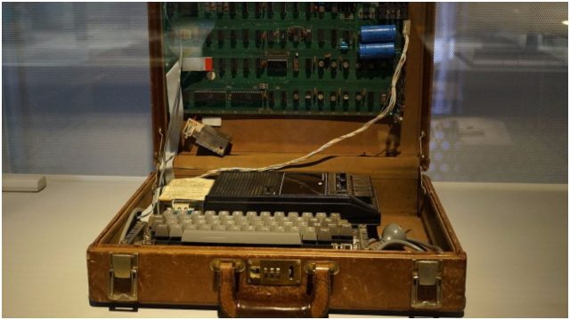Original 1976 Apple-1 Computer in a briefcase. From the Sydney Powerhouse Museum collection. Photo by Binarysequence – Own work CC BY-SA 4.0