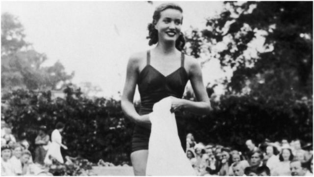 ‘Little’ Edith modelling swimwear during her job as a fashion model, c. 1935. Photo by Archive Photos/Getty Images