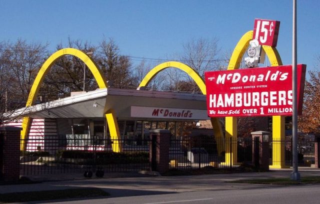 McDonalds museum (Ray Kroc’s first ( April 1955) franchised restaurant in the chain, similar in style to the McDonald brothers 1953 franchised restaurants. Photo by Bruce Marlin CC by 2.5