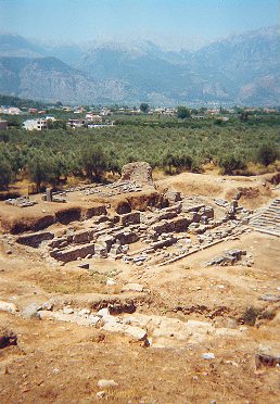 Ruins of Sparta from the right bank of the Eurotas. Sparti is in the background and Taygetus behind that. Author: Thomas Ihle CC BY-SA 3.0