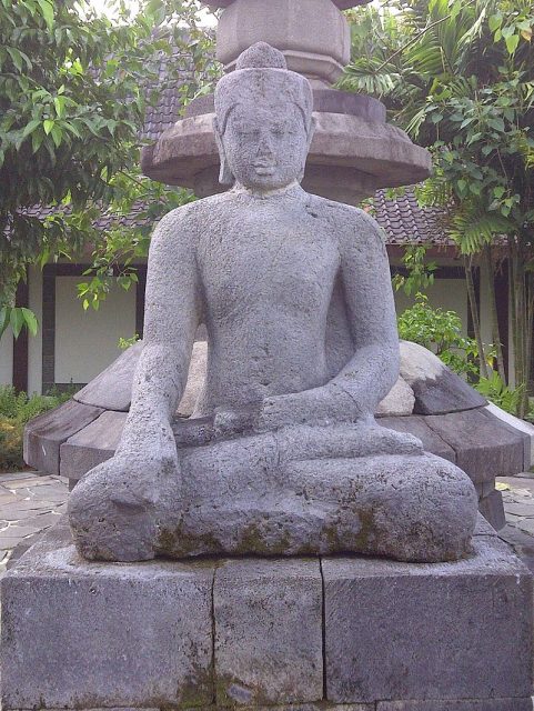 Unfinished Buddha of Borobudur, believed taken from the main stupa. Author Okkisafire. CC BY SA 3.0