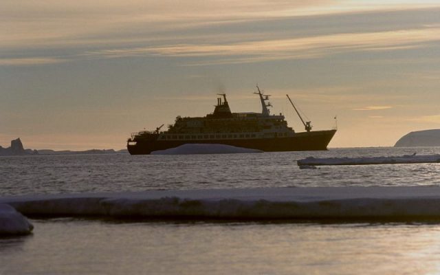 Antarctica, MV Lyubov Orlova. Author: Lilpop,Rau&Loewenstein – CC BY-SA 3.0