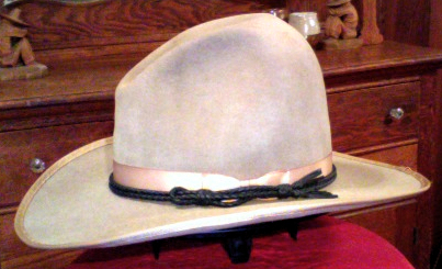 1920s Stetson carlsbad cowboy hat side. Photo:-oo0(GoldTrader)0oo- – CC BY 3.0