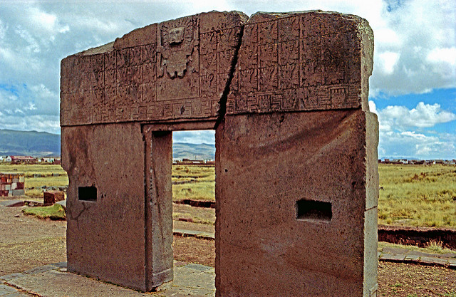 The Gate of the Sun, one of the most famed remnants left by the Tiwanaku, a pre-Columbian polity based in the city of Tiwanaku in western Bolivia. Author: Dennis Jarvis, CC BY-SA 2.0