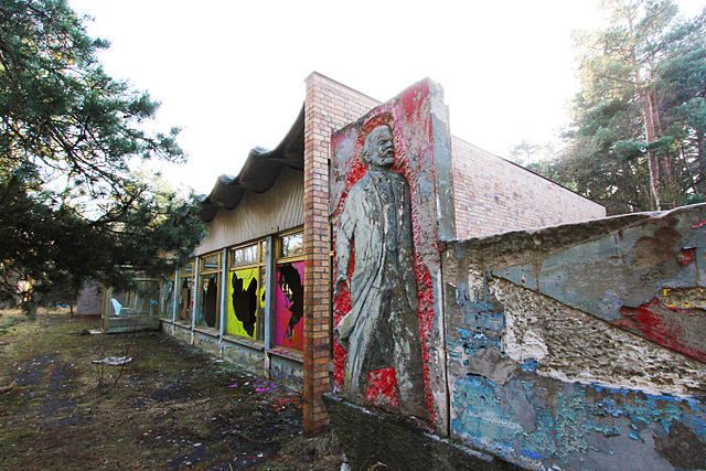 Lenin relief next to decaying cafe house, 2015 – Author: WikiLink – CC-BY-SA 4.0