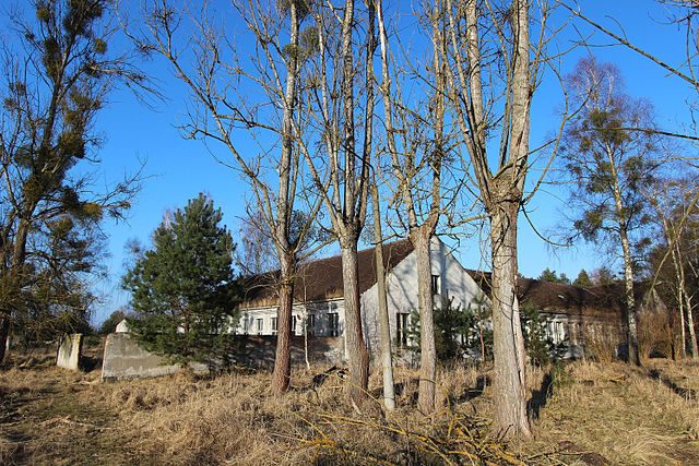 Abandoned military buildings on the former GSSD site, 2015 – Author: WikiLink – CC-BY-SA 4.0