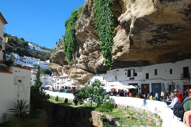 View of the town of Setenil de las Bodegas, in the province of Cádiz (Spain). Author Andrei Dimofte from Stuttgart, Germany – Andalucia-01-0180, CC BY 2.0