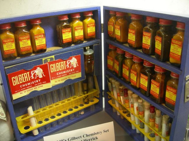 1940s Gilbert chemistry set. Photographed at Shoreline Historical Museum, Shoreline, Washington. Author: Joe Mabel – CC BY-SA 3.0