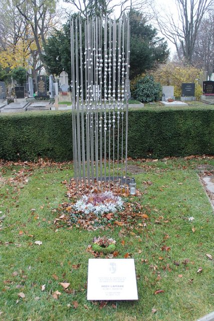 Honorary grave of Hedy Lamarr at Vienna’s Central Cemetery, Group 33 D No. 80 (Dec. 2014) Photo:Mario Herger – CC BY-SA 4.0