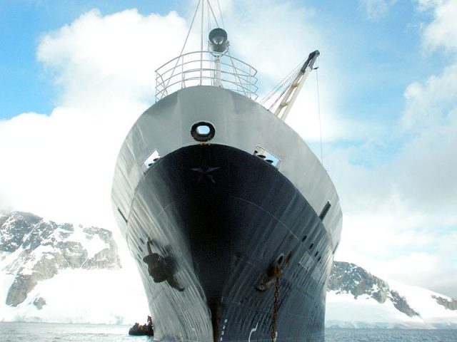 Despite being painted dark blue, M/V Lyubov Orlova’s red star can still be seen in the front. Author: Lilpop,Rau&Loewenstein – CC BY-SA 3.0