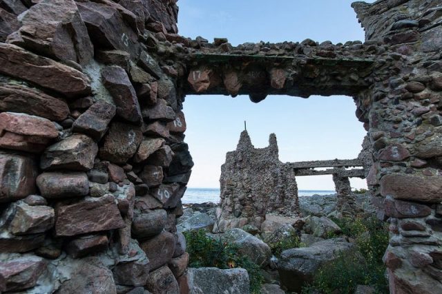 Lars Vilks: Arx. Sculpture at the coast of Kullaberg Nature Reserve, Skåne, Sweden. Author: Leif Bolding – CC BY-SA 3.0