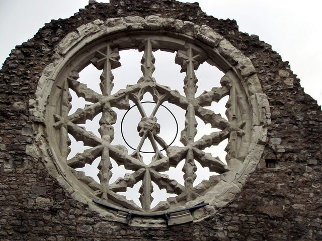 The design of the window is based on a series of intersected equilateral triangles and the central hexagon contains a pattern more closely resembling a floral motif. Author: Daren Clarke – CC BY 2.0.