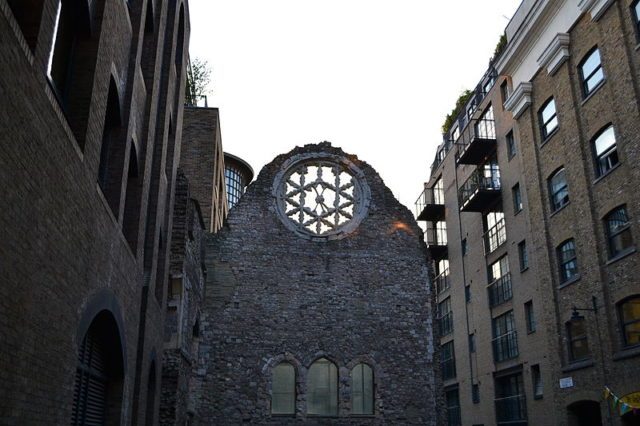 The palace served as the London residence of the Bishops of Winchester during the Middle Ages. Author: The Car Spy – DSC_0169 – CC BY 2.0.