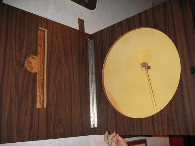 Open view of a replica of a bugged US great seal on display at the National Cryptologic Museum in 2005. Photo: Austin Mills –CC BY-SA 2.0