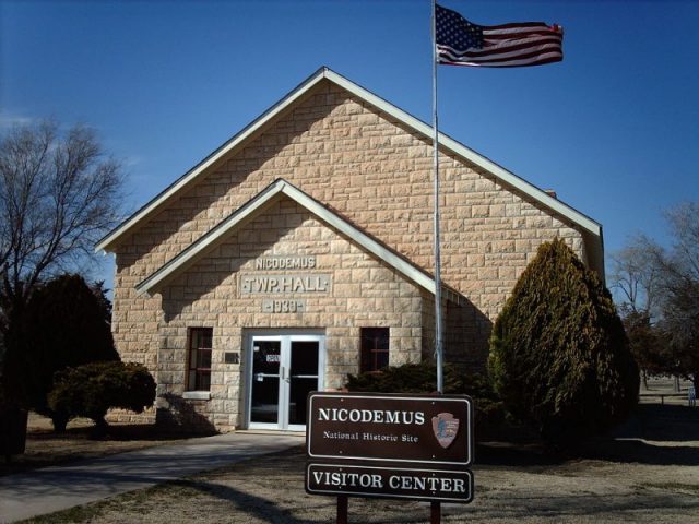 Nicodemus Township Hall (2006) Nationalparks – CC BY-SA 2.5