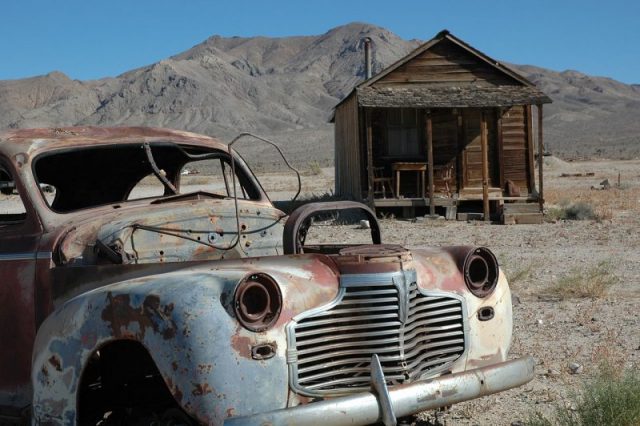 Gold Point – abandoned building and car, October 2009 Photo: Vivaverdi CC BY 3.0