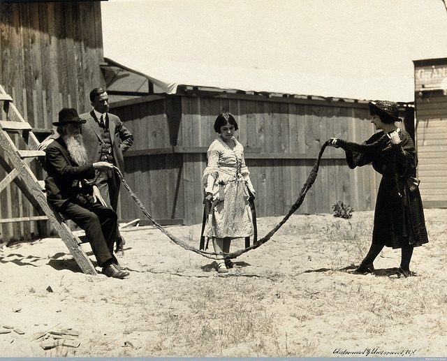 A young girl about to skip using a rope made out of a 17-foot-long beard, belonging to Hans Langseth of North Dakota. Photo: Wellcome Library, London. Wellcome Images /Flickr CC BY 4.0