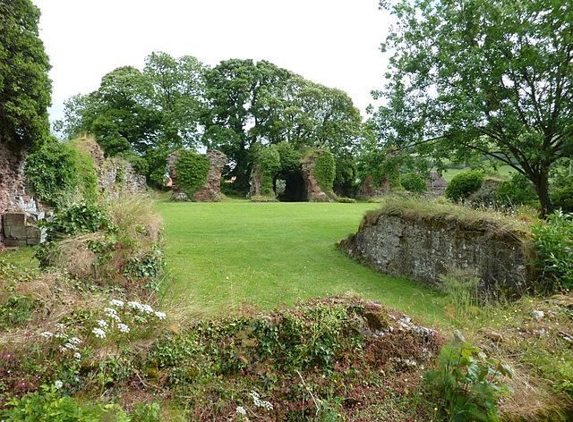 The ruins are overgrown with greenery. Author: Bubobubo2 – CC BY-SA 3.0