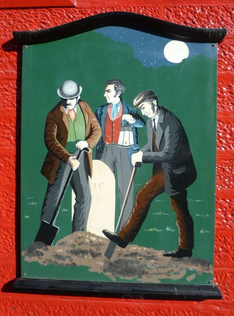 A painting of body snatchers at work on the wall of the Old Crown Inn in the High Street of Penicuik in Midlothian. The inn is about 100 yards from the local parish kirkyard.Photo: Kim Traynor – CC BY-SA 3.0