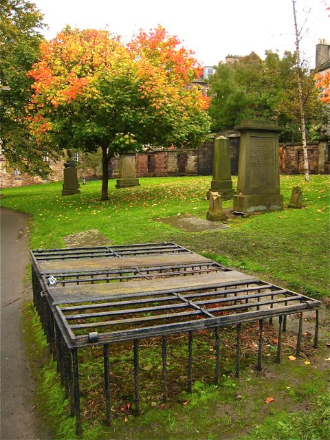 Dating from the early 1800s, these iron cages were designed to prevent bodysnatchers from digging up the newly dead for sale to the Edinburgh anatomists. Photo: Martyn Gorman CC BY-SA 2.0