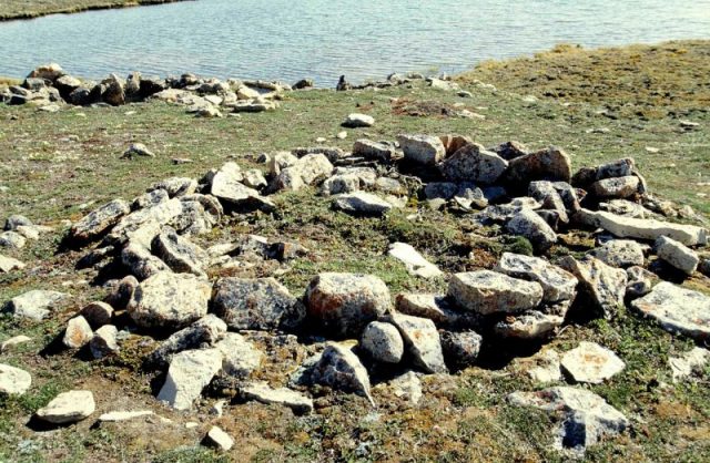 Thule Site (Copper Inuit) near Cambridge Bay (Victoria Island) Photo taken by Ansgar Walk CC BY-SA 2.5