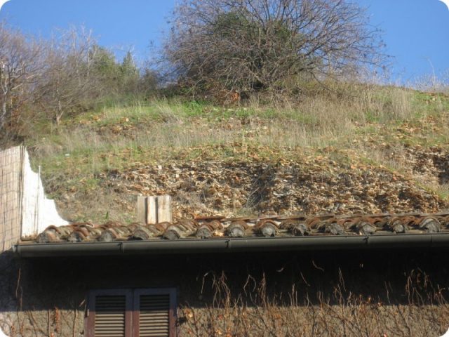 The layers of amphorae seen on a sunny day, Photo: Boca Dorada, CC BY-SA 2.0