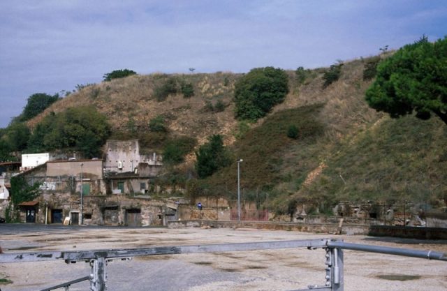 Monte Testaccio in Rome, a view from a distance, Photo: Tyler Bell, CC BY 2.0