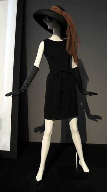 Givenchy short dress and hat worn by Audrey Hepburn in 1961 movie Breakfast at Tiffany’s (2017)Photo:Sailko CC BY 3.0