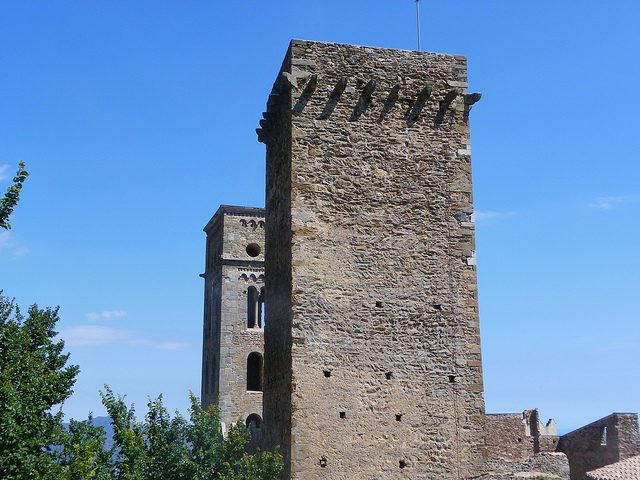 The stone towers guarding the entrance – Author: Fernando Jiménez – CC BY 2.0