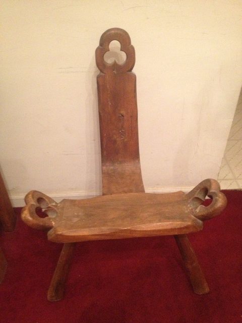 Birthing chair Photo :HIST406-13jwhalon – CC BY-SA 3.0