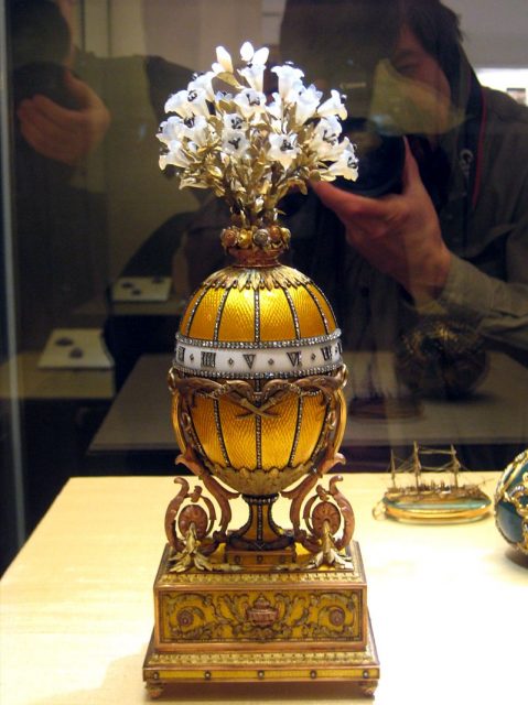The Bouquet of Lilies Clock Egg. Kremlin Armory Museum, Moscow. Author: shakko – CC BY-SA 3.0