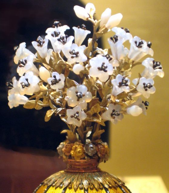 The Bouquet of Lilies Clock Egg. Kremlin Armory Museum, Moscow. Author: shakko – CC BY-SA 3.0