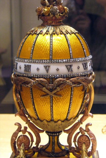 The Bouquet of Lilies Clock Egg. Kremlin Armory Museum, Moscow. Author: shakko – CC BY-SA 3.0