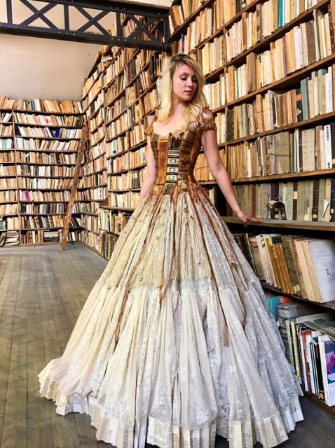 Evening gown with a bodice crafted from the spines of old books – Photo: Sylvie Facon