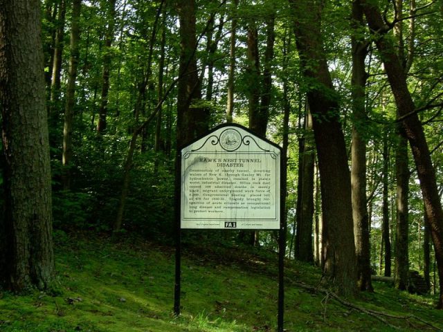 Historical marker for the w:Hawks Nest Tunnel Disaster. Photo:Brian M. Powell CC BY-SA 3.0