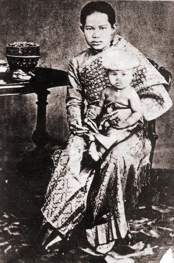 Princess Kannabhorn Bejaratana, daughter of King Chulalongkorn (Rama V the Great) of Siam, with her mother, Queen Sunandha Kumariratana