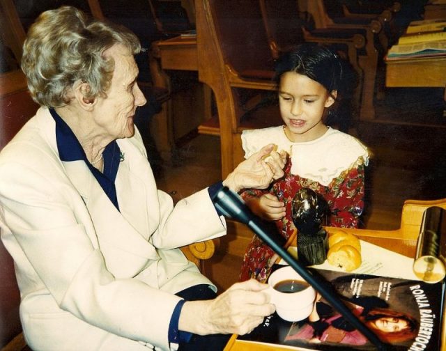 Lindgren receives the Right Livelihood Award in the Swedish parliament, 1994 Photo Ceyla de Wilka -CC BY-SA 3.0