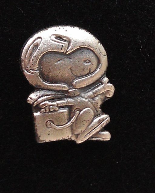 NASA Silver Snoopy award lapel pin (tie tack) flown aboard STS-116 Photo:Nitrorat CC BY-SA 3.0