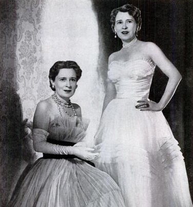 Gloria Morgan Vanderbilt (left) with her identical twin, Thelma, Viscountess Furness, in 1955.