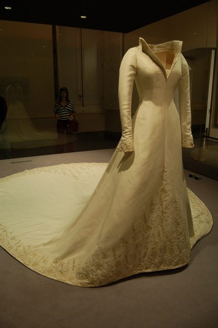 A wedding gown favored by Queen Letizia and designed by Manuel Pertegez. Here displayed at The Museum of Palace Life in the Royal Palace of Aranjuez. The museum houses several ceremony dresses and uniforms used by the members of the Spanish royal family, Photo: Dan, CC BY-SA 2.0