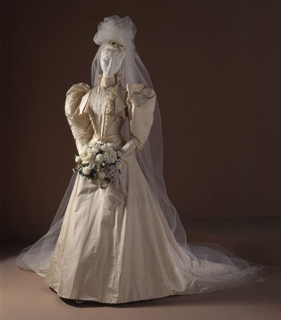 Two-piece white wedding dress from 1891, made of silk faille lined with cambric, here exhibited at the Los Angeles County Museum of Art