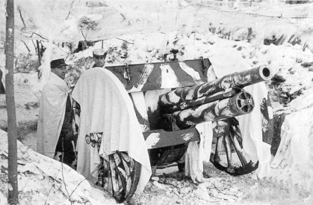 Finnish artillery during the Winter War, showing improvised snow camouflage made from bedsheets and whitewash