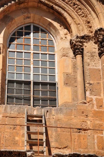 Jerusalem, Israel: Holy Sepulcher church – the’Immovable Ladder’ has remained in the same position since 1854, no cleric of the six ecumenical Christian orders may move, rearrange, or alter any property without the consent of all six orders – Christian quarter – photo by M.Torres