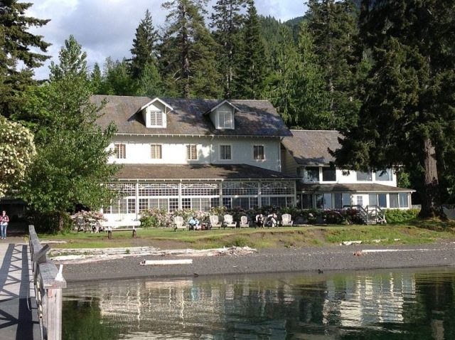 Lake Crescent Lodge originally called Singer’s Lake Crescent Tavern. Photo by Zandcee CC BY-SA 3.0