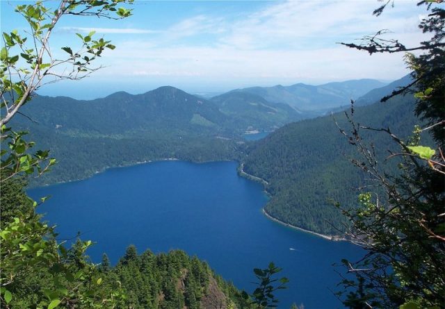View of the ancient landslide that dammed Lake Crescent. Photo by Elwhajeff CC BY-SA 3.0