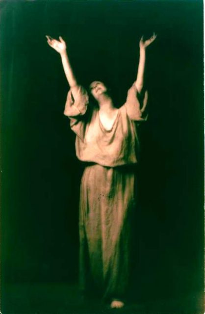 Eredeti fotótanulmányok Isadora Duncanről New Yorkban, 1915-1818-as amerikai látogatásai során.