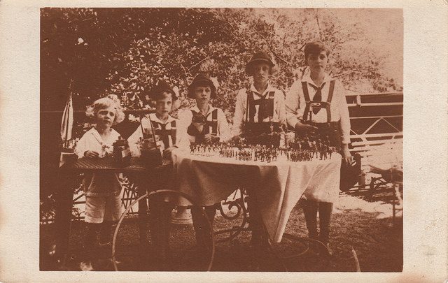 Princes of another family. From left to right: Archduke Rudolf (1919-2010), Archduke Carl Ludwig (1918-2007), Archduke Felix (1916-2011), Archduke Robert (1915-1996), and Crown Prince Archduke Otto von Habsburg posing with their collection of toy soldiers in 1924. Author: pellethepoet – CC-BY 2.0