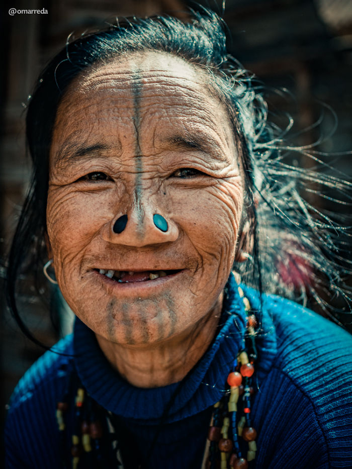 The Apatani tribe women and their startling nose plugs | The Vintage News